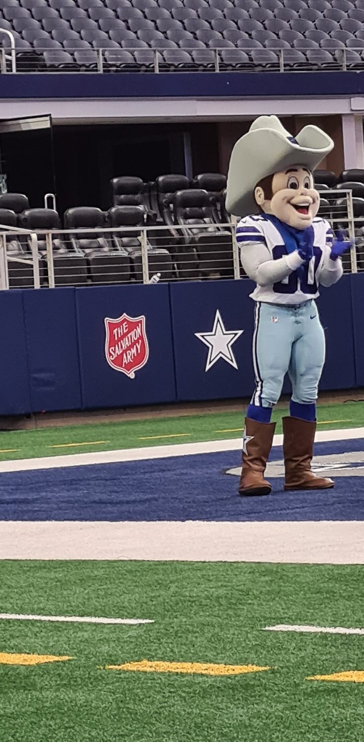 Maskottchen Rowdy auf dem Spielfeld im AT&T Stadium
