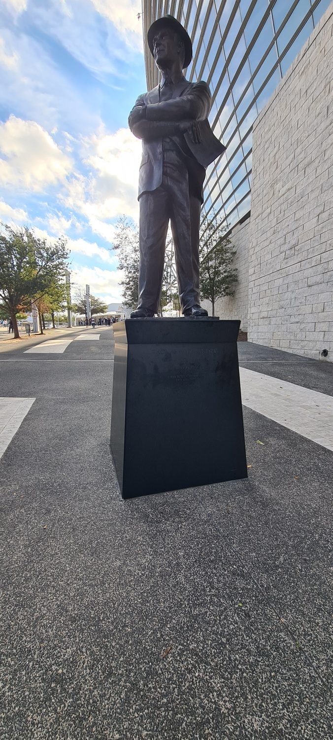 Statue von Cowboys-Legende Tom Landry vor dem Stadion