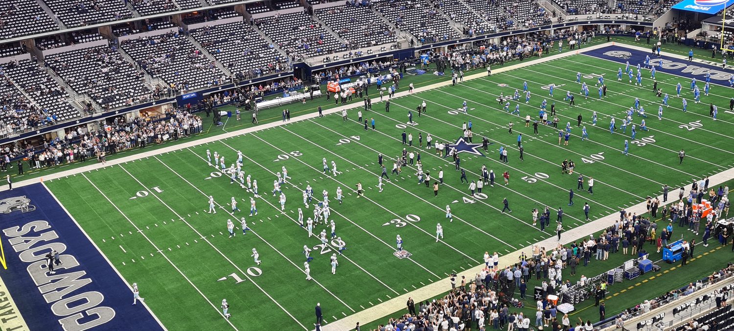 Blick von oben auf das Spielfeld im AT&T Stadium