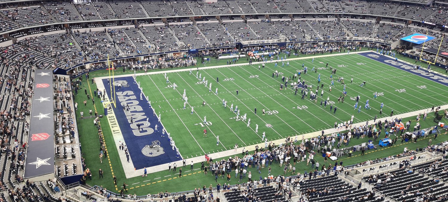 Die Endzone mit dem großen Schriftzug COWBOYS von oben