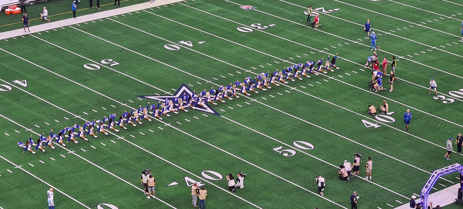 Cheerleaders in Sternformation aus der Vogelperspektive
