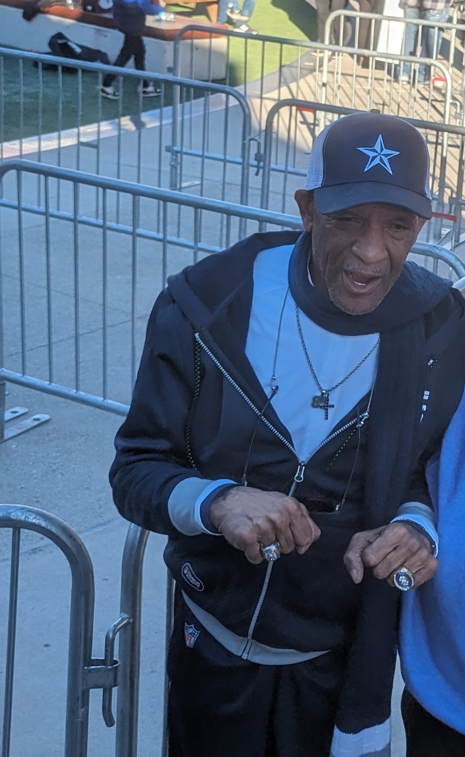 Ein Fan mit Cowboys-Star-Cap vor dem Stadion