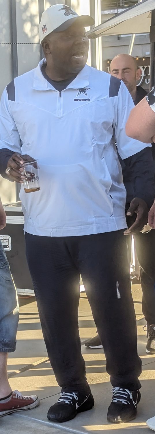 Ein Fan in weißer Cowboys-Jacke feiert mit