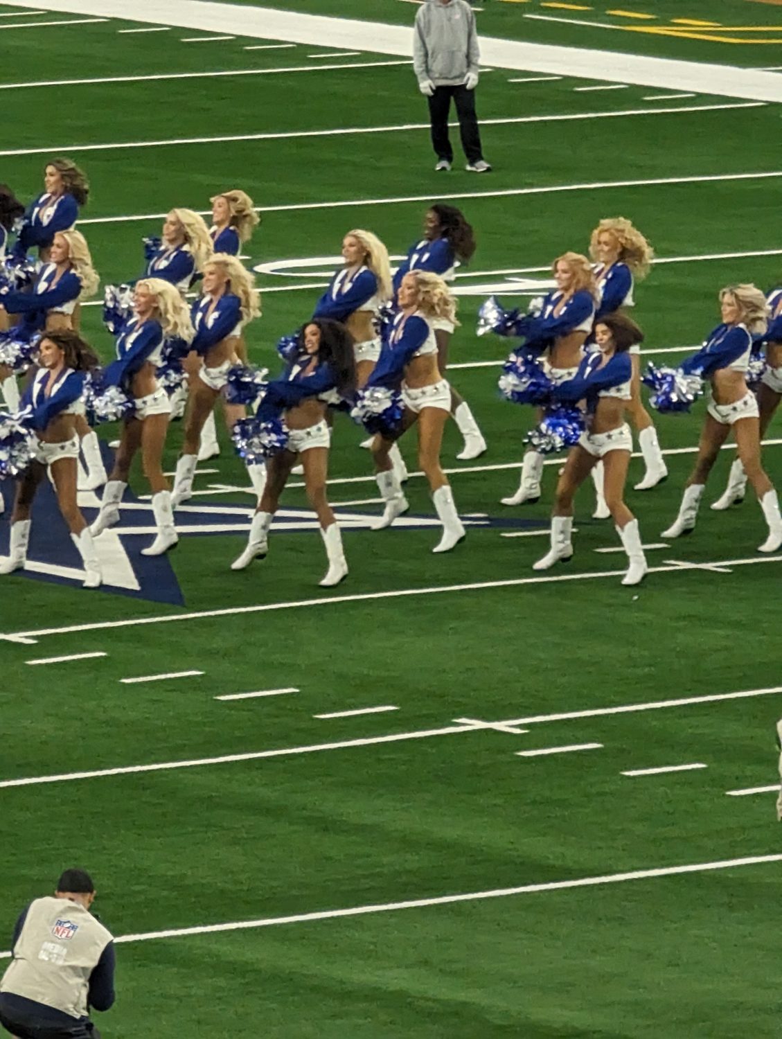 Cheerleaders tanzen dicht am Spielfeldrand
