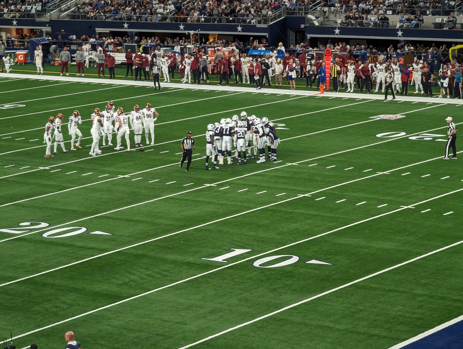 Die Cowboys-Offense im Huddle vor dem nächsten Spielzug