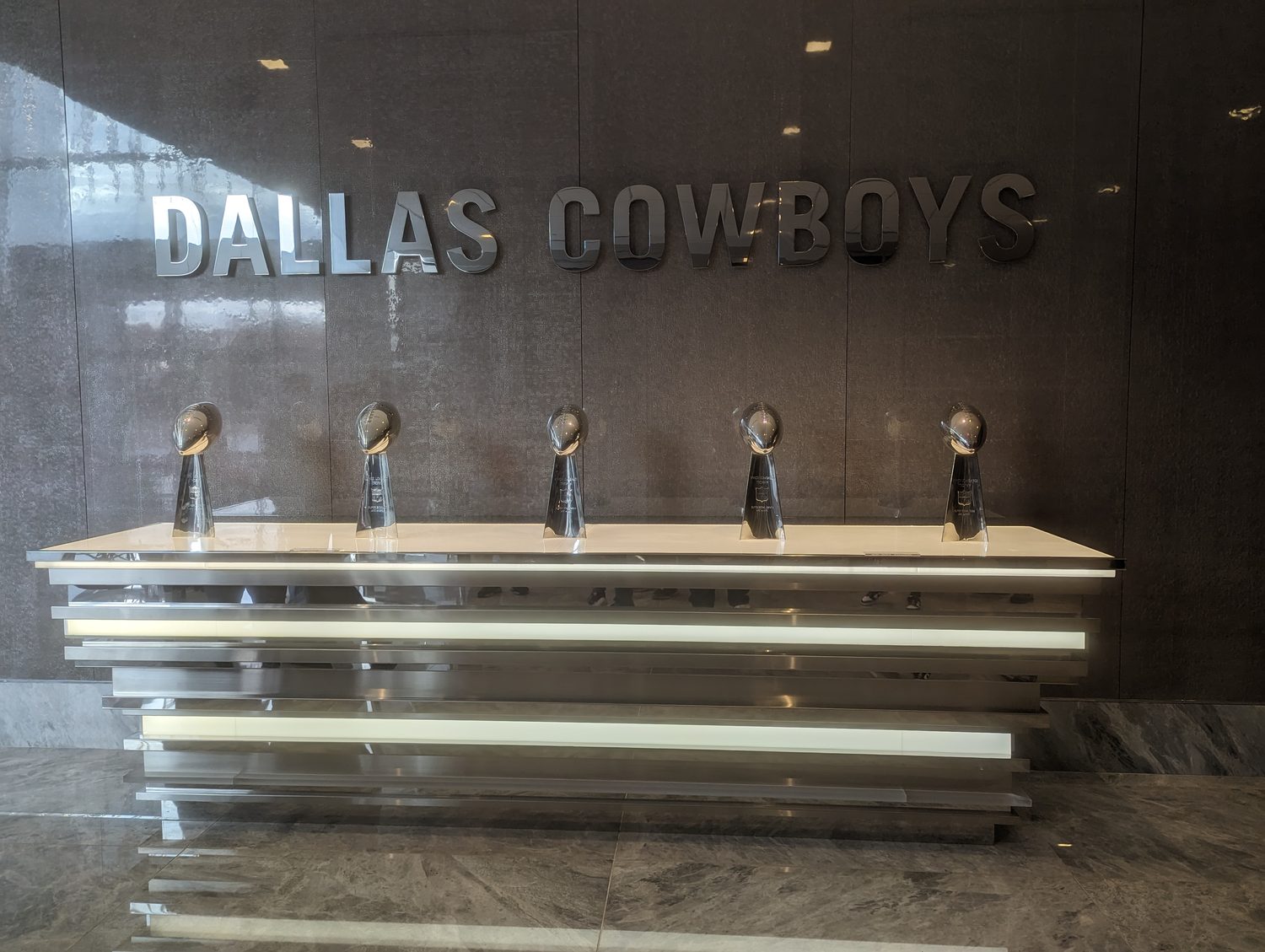 Die fünf Vince-Lombardi-Pokale der Cowboys