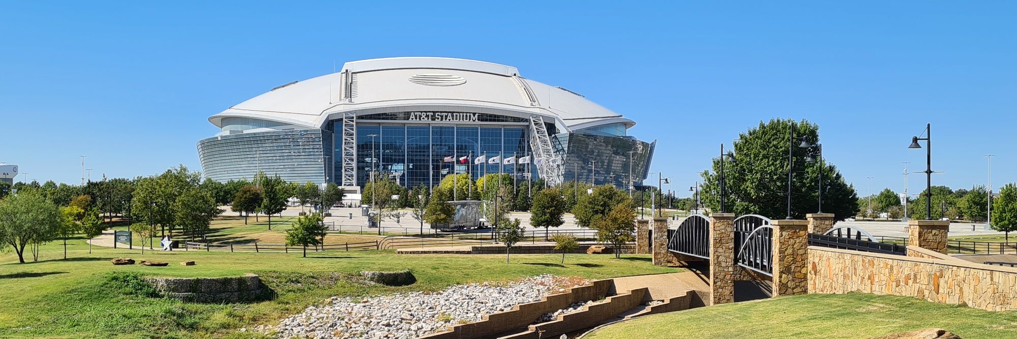 Das AT&T Stadium der Dallas Cowboys in Arlington, Texas, unter blauem Himmel